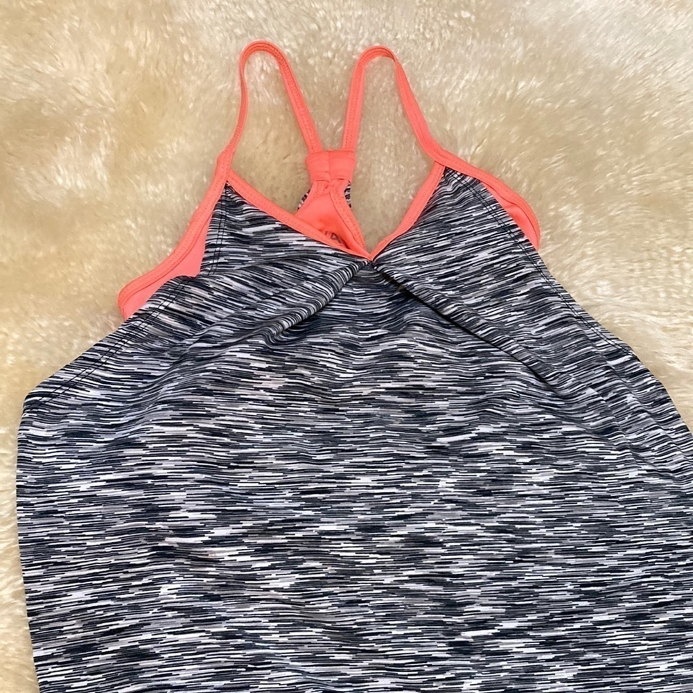 aviva workout tank top size M
